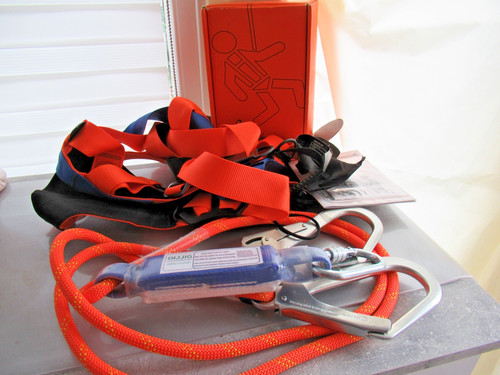 Aresta harness and safety
