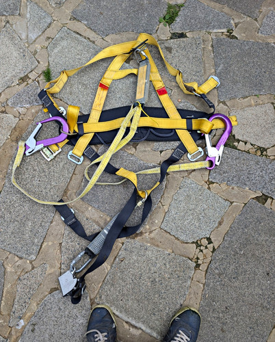 Fall arrest safety harness - fall,